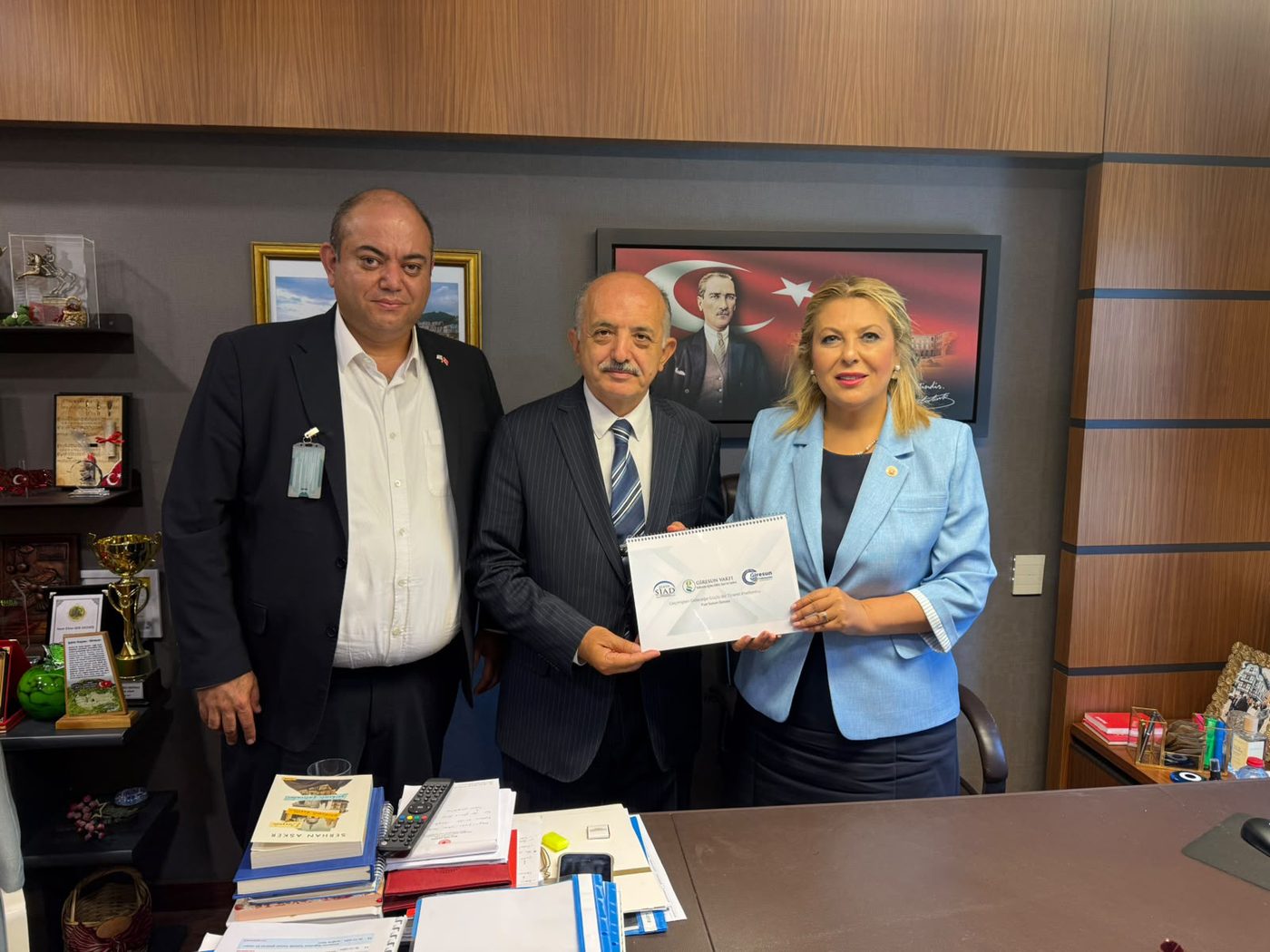 Ziyaret sırasında katılım belgesi takdimi