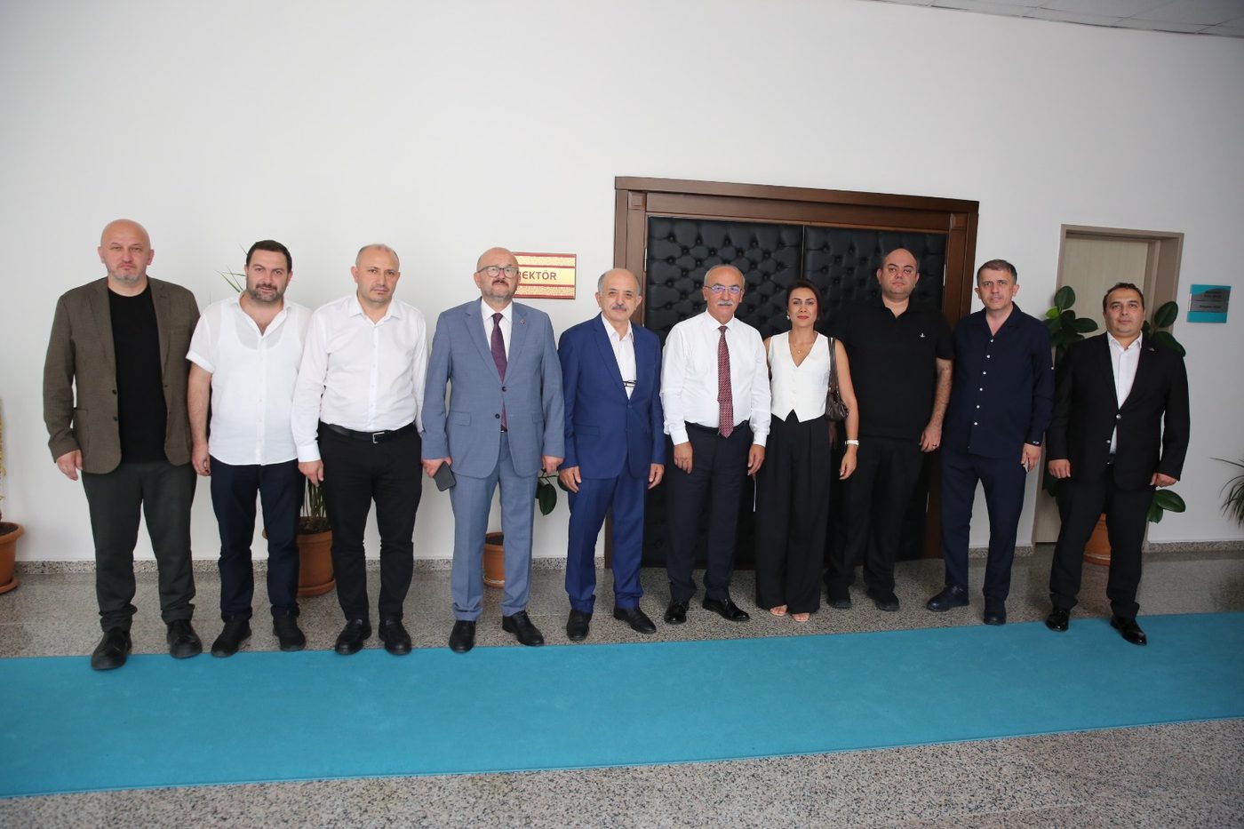 İşletme ziyareti sonrası grup fotoğrafı