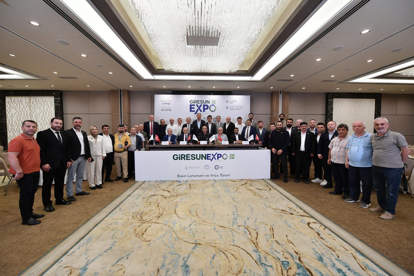Toplantı salonunda katılımcı grubu