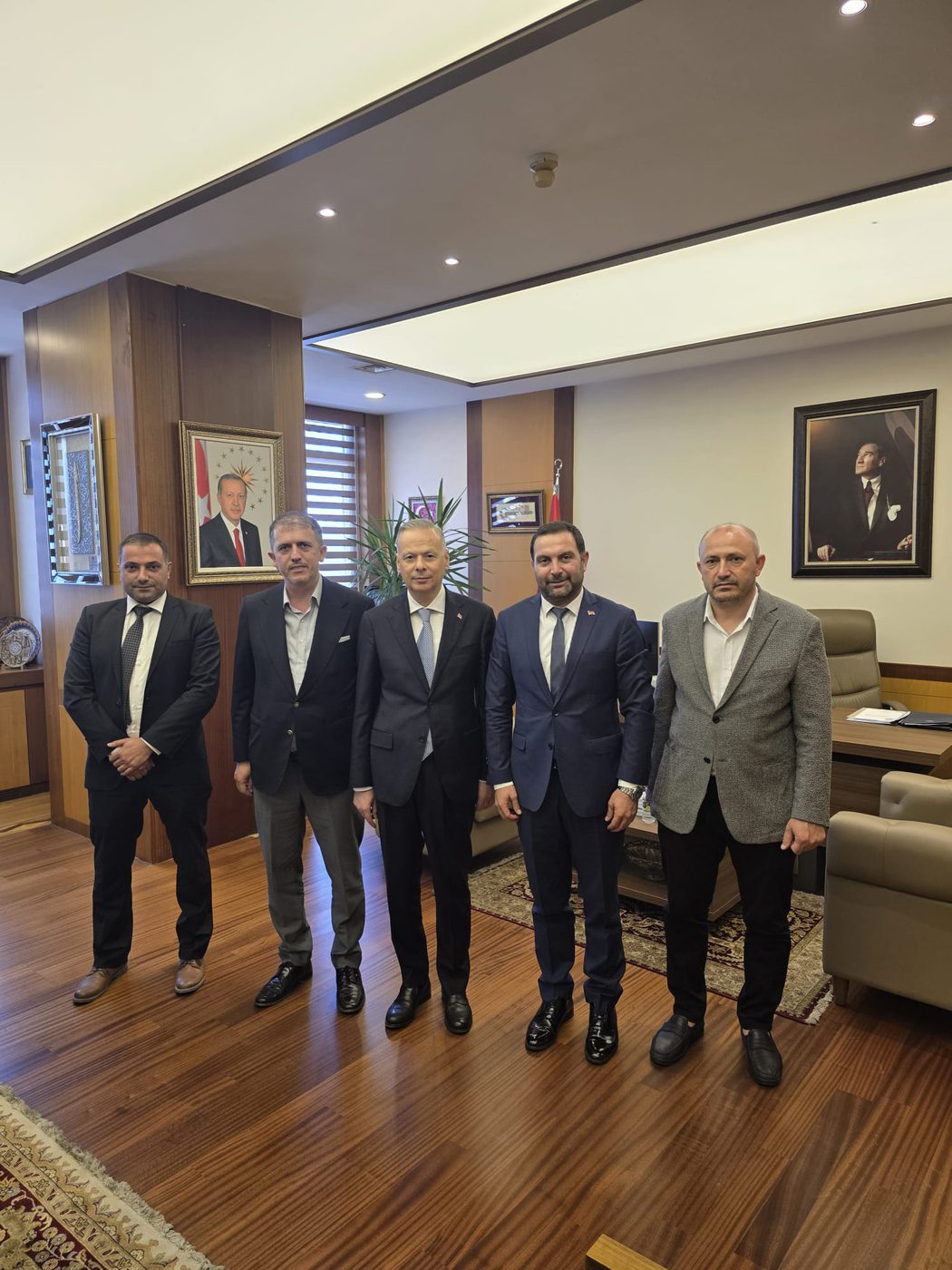 Kurum ziyaretinde grup fotoğrafı