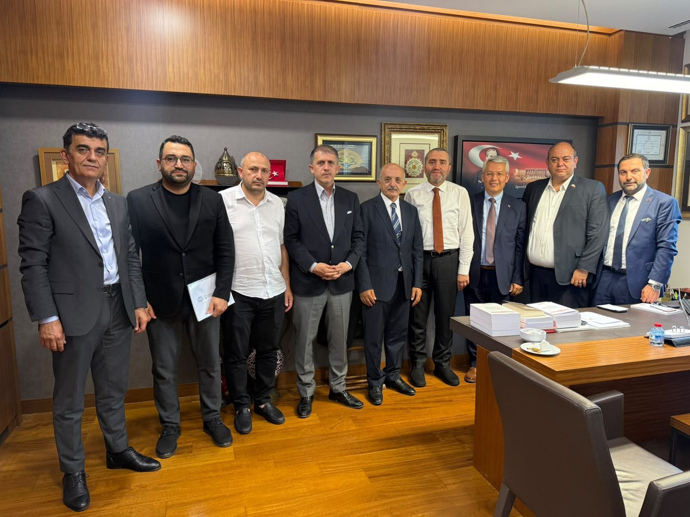 Ofis ziyaretinde grup fotoğrafı