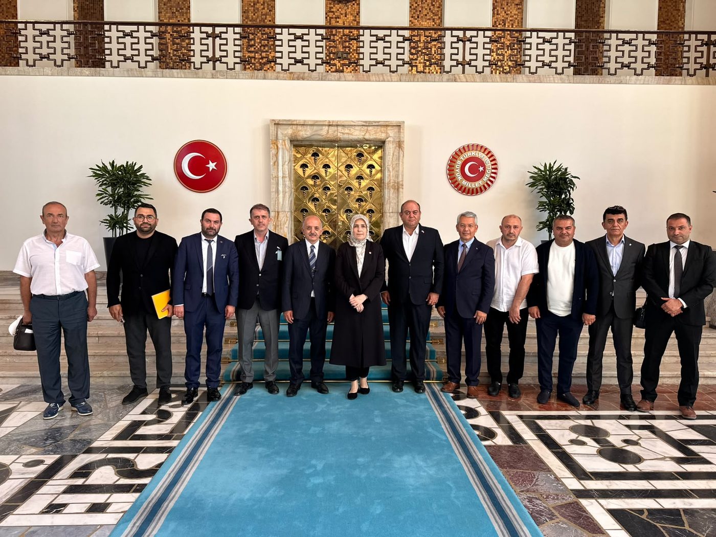 Resmî kurum binasında grup fotoğrafı