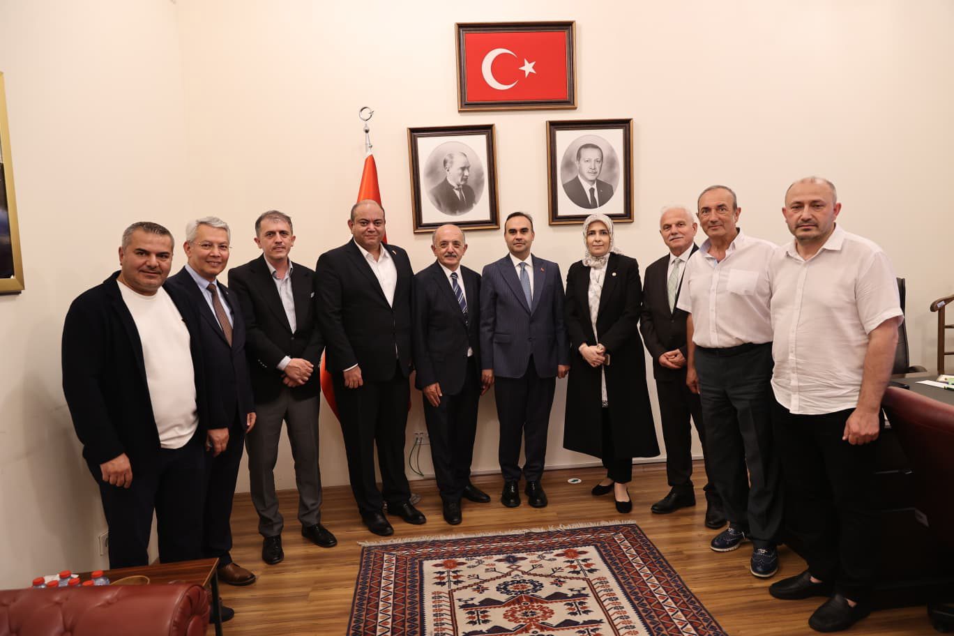Makam odasında grup fotoğrafı