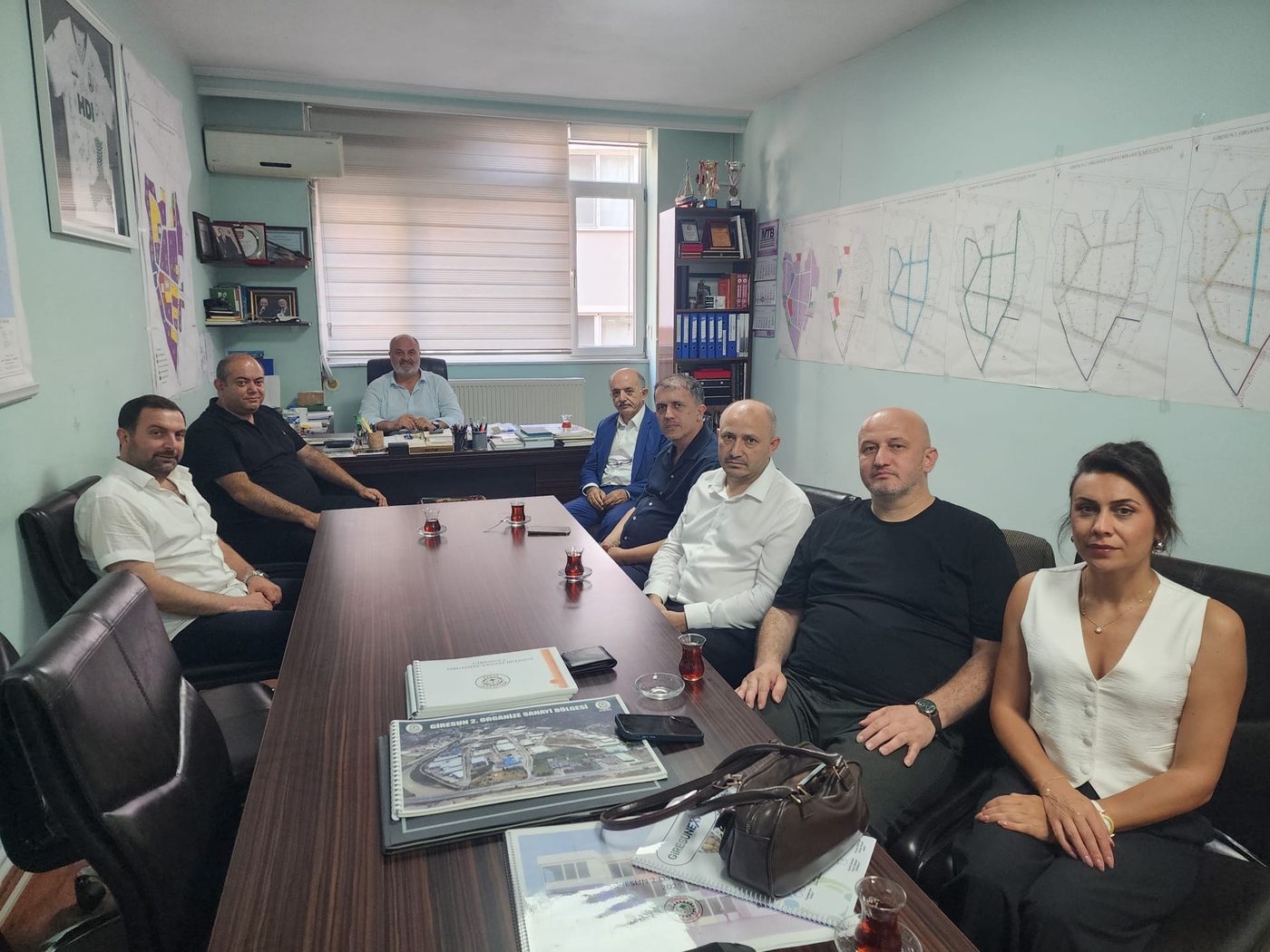 Toplantı masasında yapılan görüşme